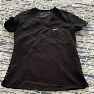 FIGS women’s black Catarina one-pocket scrub top